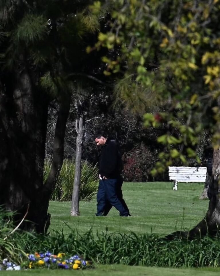 ÚLTIMO ADIÓS EN ROSARIO A JORGE MESSI 🎙️Lionel Messi y su familia se reunieron en el Cementeri (4)
